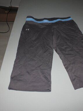 Grey Under Armour Athletic Capris Size Medium